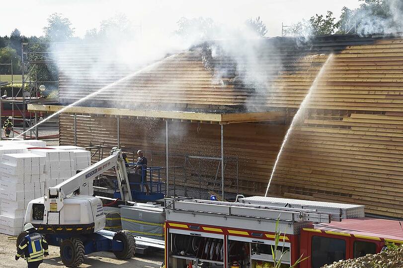 Bis zum Eintreffen der Einsatzkräfte hatten die Flammen rund zehn Quadratmeter der Holzfassade erfasst.