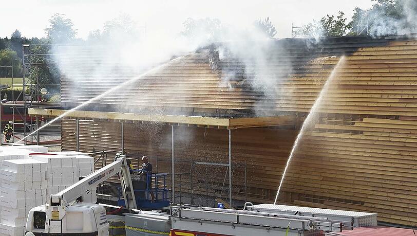 Bis zum Eintreffen der Einsatzkräfte hatten die Flammen rund zehn Quadratmeter der Holzfassade erfasst. Bis zum Eintreffen der Einsatzkräfte hatten die Flammen rund zehn Quadratmeter der Holzfassade erfasst.