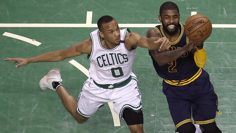 Clevelands Kyrie Irving (rechts) gegen Bostons Avery Bradley.