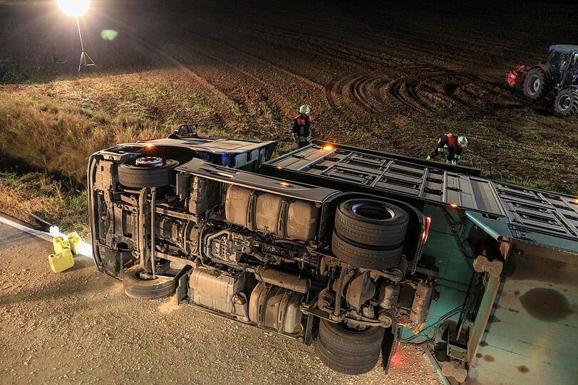 In Unterfranken kam es in der Nacht auf Dienstag zu einem schlimmen Unfall mit einem Viehtransporter - die Bilder.