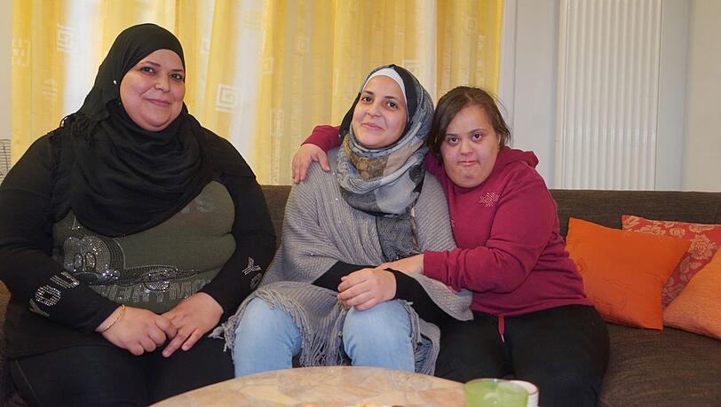 Mutter Nabila (l.) mit ihren Töchtern Bayan und Aya. Mutter Nabila (l.) mit ihren Töchtern Bayan und Aya.