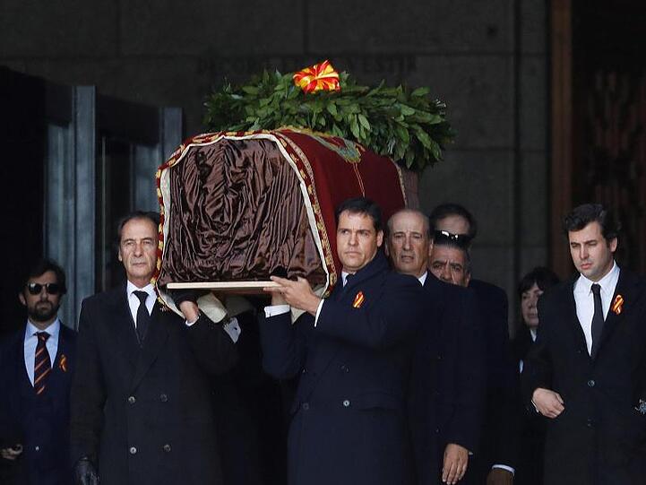 Verwandte tragen den Sarg mit den Überresten von Francisco Franco.