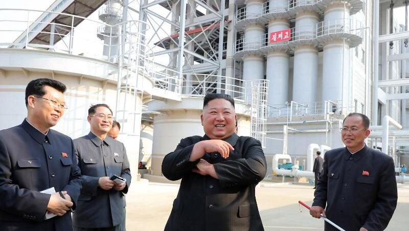 Kim Jong Un soll an einer Zeremonie zur Fertigstellung einer Düngemittelfabrik teilgenommen haben. Kim Jong Un soll an einer Zeremonie zur Fertigstellung einer Düngemittelfabrik teilgenommen haben.
