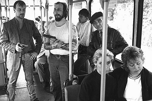 Das Geiseldrama weckt Erinnerungen an das Drama von Gladbeck, das vor 20 Jahren in Deutschland für Schlagzeilen sorgte. Das Bild zeigt die Geiselnehmer Dieter Degowski (l) und Hans-Jürgen Rösner. Vorne sitzen die später getötete Silke Bischoff und ihre Freundin Ines Voitele (r).