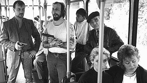 Das Geiseldrama weckt Erinnerungen an das Drama von Gladbeck, das vor 20 Jahren in Deutschland für Schlagzeilen sorgte. Das Bild zeigt die Geiselnehmer Dieter Degowski (l) und Hans-Jürgen Rösner. Vorne sitzen die später getötete Silke Bischoff und ihre Freundin Ines Voitele (r). Das Geiseldrama weckt Erinnerungen an das Drama von Gladbeck, das vor 20 Jahren in Deutschland für Schlagzeilen sorgte. Das Bild zeigt die Geiselnehmer Dieter Degowski (l) und Hans-Jürgen Rösner. Vorne sitzen die später getötete Silke Bischoff und ihre Freundin Ines Voitele (r).