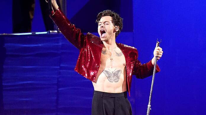 Harry Styles begeistert seine Fans auf der Bühne.