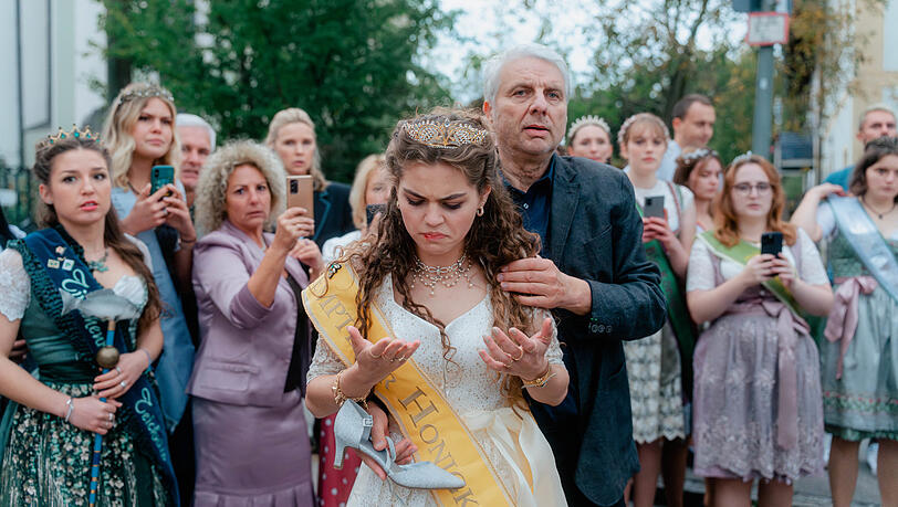 Bei einem Streit wird Toni (Lilly Wiedemann) verletzt. Franz Leitmayr (Udo Wachtveitl) versucht die Situation zu entschärfen.