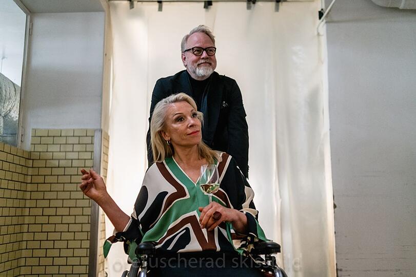 Nora (Katarina Ewerl&ouml;f) wird von Adrian (Peter Apelgren) nach einem Unfall im Rollstuhl fortbewegt. F&uuml;r die Werbe-Managerin, die vom &Auml;lterwerden nichts wissen will, ist dies ein schwer zu akzeptierender Zustand.