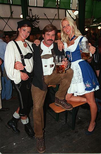 Wer ist denn dieser stramme Bursch neben Sonja Kraus und Simone Dericks? Richtig: Das ist Jörg Draeger. Der Showmaster zog mit seiner Sendung "Geh aufs Ganze" für einige Zeit ins 9Live-Programm und verteilte den Zonk!