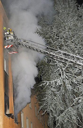 Waldeckstr.: Dramatische Szenen spielen sich in der Nacht in Untergiesing ab. Die Wohnung einer 88-jährigen Frau ist in Brand. Flammen schlagen meterhoch aus den Fenstern im 1. Stock. Die Wohnungen über der Brandwohnung sind in Gefahr. Telefonisch melden sich Bewohner aus dem 3. Stock, dass ihnen der Fluchtweg abgeschnitten ist. Über eine Drehleiter rettet die Feuerwehr 3 Erwachsene und 2 Kinder aus dem Haus. Während der Löscharbeiten entdecken Feuerwehrleute in der Küche der Brandwohnung die Leiche der 88 Jährigen. Insgesamt müssen 14 Personen aus dem Gebäude betreut werden. Sieben davon erleiden Rauchgasvergiftungen. Die 88 Jährige ist das dritte Brandopfer in diesem Jahr in München. Der Schaden beläuft sich auf über 300.000 €.