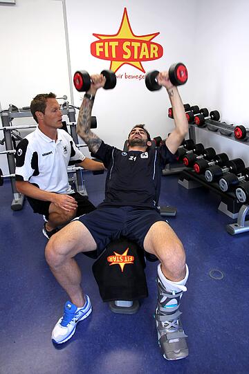Nach dem Syndesmosebandriss befindet sich Grigoris Makos aktuell im Aufbautraining. Hier sind die Bilder von Makos mit Physiotherapeut Stephan Reiner im Fitnessstudio.