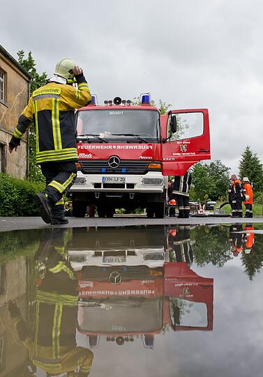 Die Feuerwehr hilft beim Hochwasserschutz.
