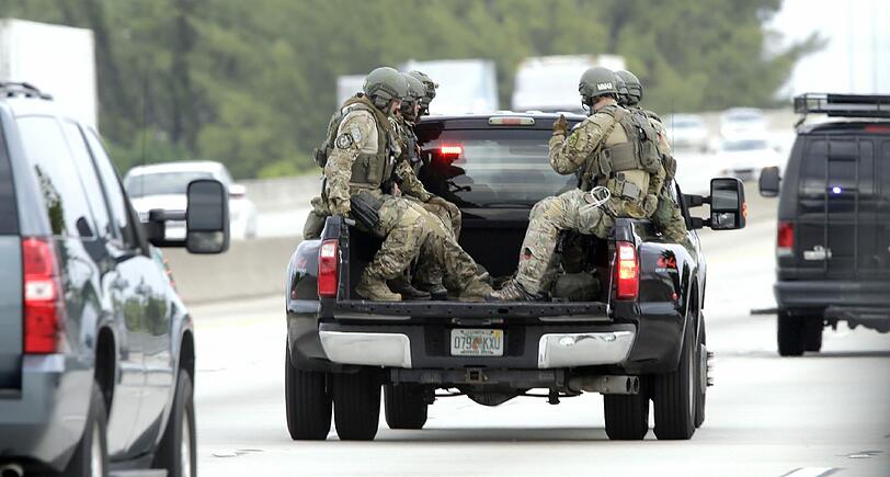 Nach den tödlichen Schüssen auf dem Flughafen von Fort Lauderdale in Florida hat die Polizei einen Verdächtigen verhaftet. Er soll mindestens fünf Menschen erschossen haben, acht weitere wurden verletzt. Das teilte der zuständige Sheriff mit.