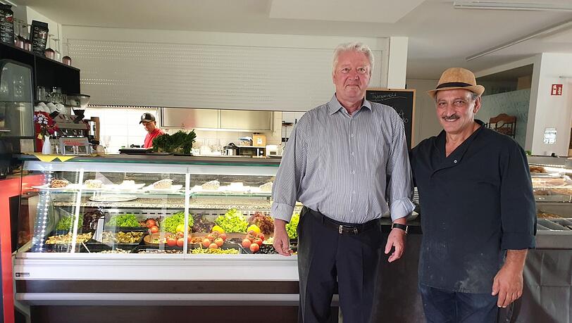 Erbil Günar (r.), hier mit Kurt Perlinger, hat aus seinem Kebabhaus ein veganes Lokal im Katzenhaus gemacht. Erbil Günar (r.), hier mit Kurt Perlinger, hat aus seinem Kebabhaus ein veganes Lokal im Katzenhaus gemacht.