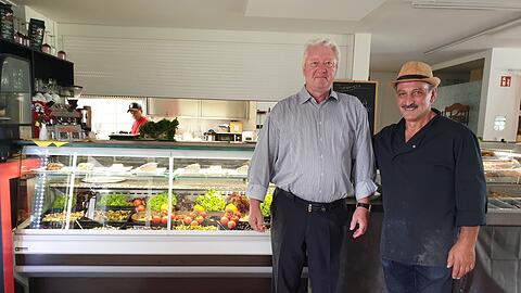 Erbil Günar (r.), hier mit Kurt Perlinger, hat aus seinem Kebabhaus ein veganes Lokal im Katzenhaus gemacht.