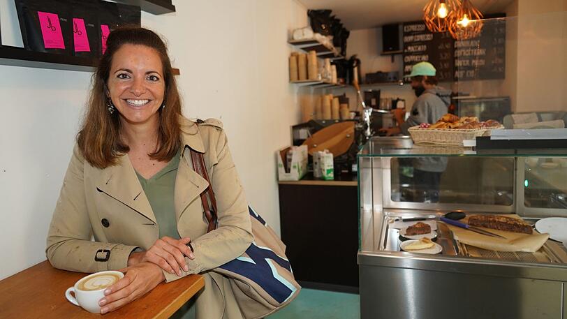 Kristina Frank (CSU), im Hintergrund macht Matteo Mureddu Kaffee.