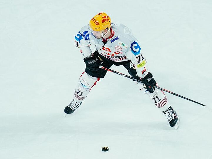 Justin Feser im Trikot der Pinguins Bremerhaven. Foto: Uwe Anspach/dpa/Archivbild