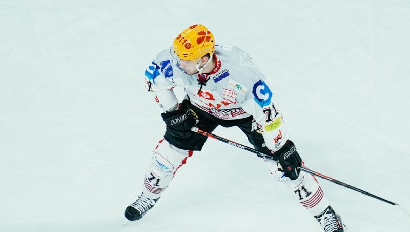 Justin Feser im Trikot der Pinguins Bremerhaven. Foto: Uwe Anspach/dpa/Archivbild Justin Feser im Trikot der Pinguins Bremerhaven. Foto: Uwe Anspach/dpa/Archivbild