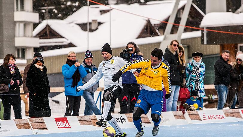 Oliver Neuville beim Turnier 2013: Mit Pudelmütze und langer Unterhose ausgestattet hält er sich seinen Gegenspieler vom Leib. Oliver Neuville beim Turnier 2013: Mit Pudelmütze und langer Unterhose ausgestattet hält er sich seinen Gegenspieler vom Leib.