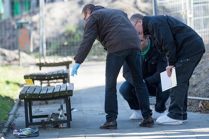 Polizeibeamte untersuchen in Berlin bei der Franziskaner-Klosterruine den Fundort einer männlichen Leiche.