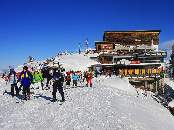 KITZBÜHEL: Vor allem am legendären "Streif"-Wochenende, wenn sich die besten Skifahrer der Welt auf der Hahnenkamm-Abfahrt messen, ist die 8.000-Einwohner-Gemeinde in Österreich ein absoluter Promi-Hotspot. In den vergangenen Jahren gaben sich Größen wie Franz Beckenbauer, Heidi Klum, Robbie Williams und Fürst Albert von Monaco die Ehre.
