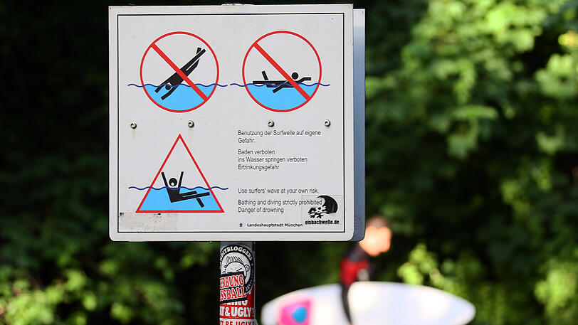 Ein Schild verbietet es, an dieser Stelle ins Wasser zu springen, weil Gefahr besteht.