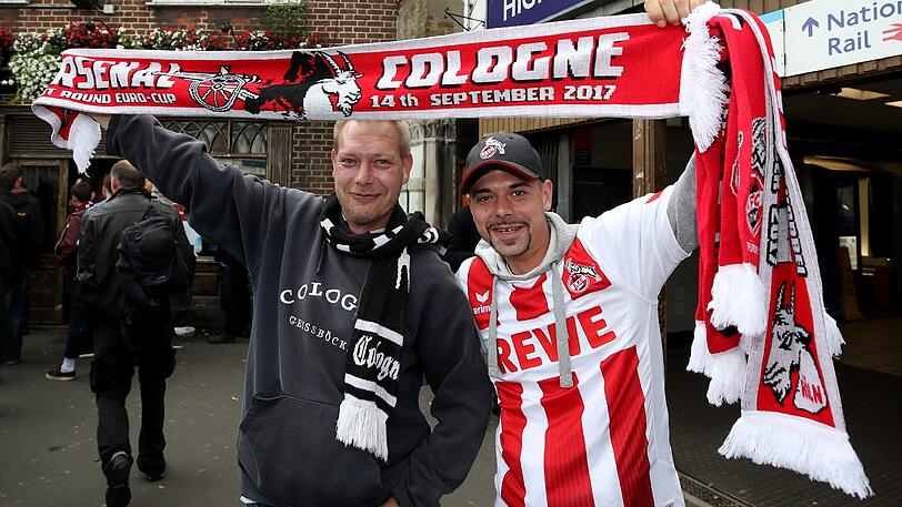 FC Köln-Fans feiern vor dem White Swan Pub in Mannschaftskleidung.