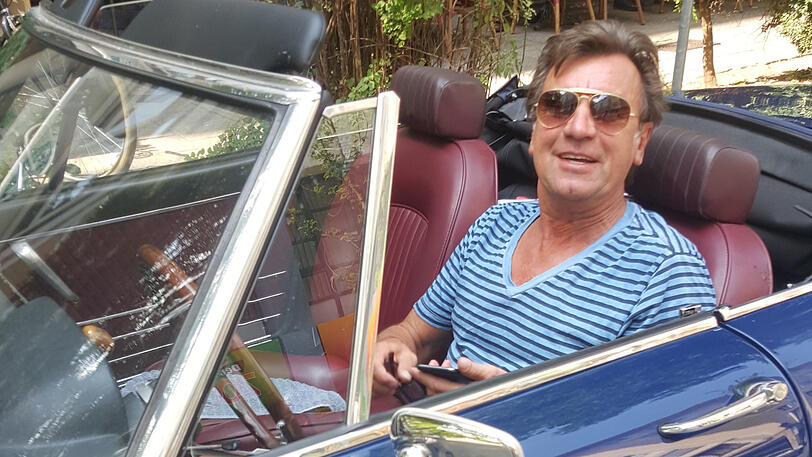 Heinrich Bunzel im geliebten Oldtimer.