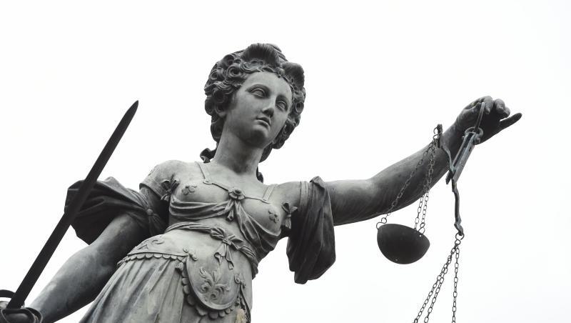 Eine Bronzestatue der Justitia steht in Frankfurt am Main. Foto: Arne Dedert/Archiv Eine Bronzestatue der Justitia steht in Frankfurt am Main. Foto: Arne Dedert/Archiv