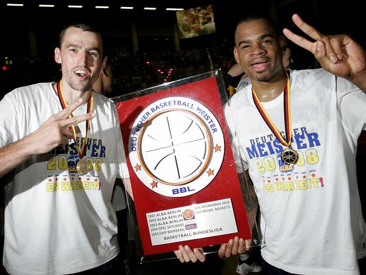 Die Berliner Spieler McElroy (r) und Nadjfeji (l) mit der Meister-Trophäe.