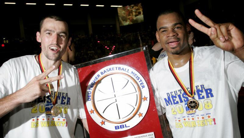 Die Berliner Spieler McElroy (r) und Nadjfeji (l) mit der Meister-Trophäe. Die Berliner Spieler McElroy (r) und Nadjfeji (l) mit der Meister-Trophäe.