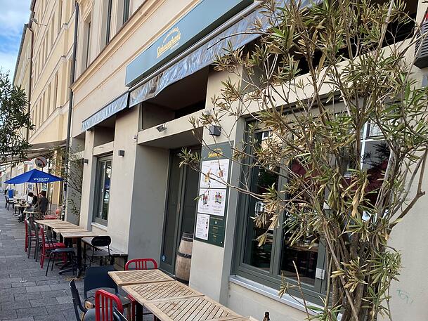 Giesinger goes Gärtnerplatz. Letzte Woche hat der neueste Stehausschank der Brauerei in der Klenzestraße eröffnet. Giesinger goes Gärtnerplatz. Letzte Woche hat der neueste Stehausschank der Brauerei in der Klenzestraße eröffnet.