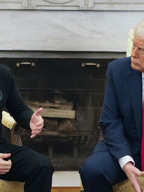 Der ukrainische Staatschef Wolodymyr Selenskyj (l) will US-Pr&auml;sident Donald Trump klarmachen, dass das Land in den Verhandlungen &uuml;ber ein Kriegsende mit Russland nicht kapitulieren wird. (Archivbild)