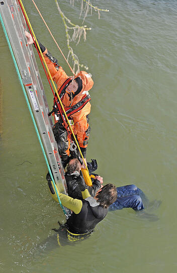Die Feuerwehr rettete den völlig erschöpften Mann aus der Isar