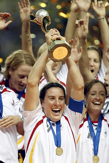 Kurz darauf: Der Sieg! Birgit Prinz freut sich mit ihrem Team über den WM-Pokal nach dem Finalsieg gegen Brasilien. 2007 in Shanghai (China).