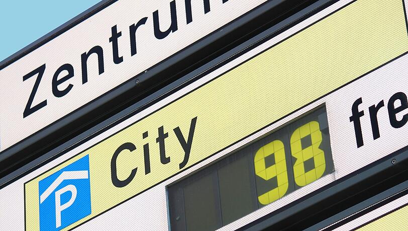 Zehn Minuten lang dauert die Suche nach einem Parkplatz in der City, wollen Experten errechnet haben. Jetzt peilen sie neue Lösungen an. Zehn Minuten lang dauert die Suche nach einem Parkplatz in der City, wollen Experten errechnet haben. Jetzt peilen sie neue Lösungen an.