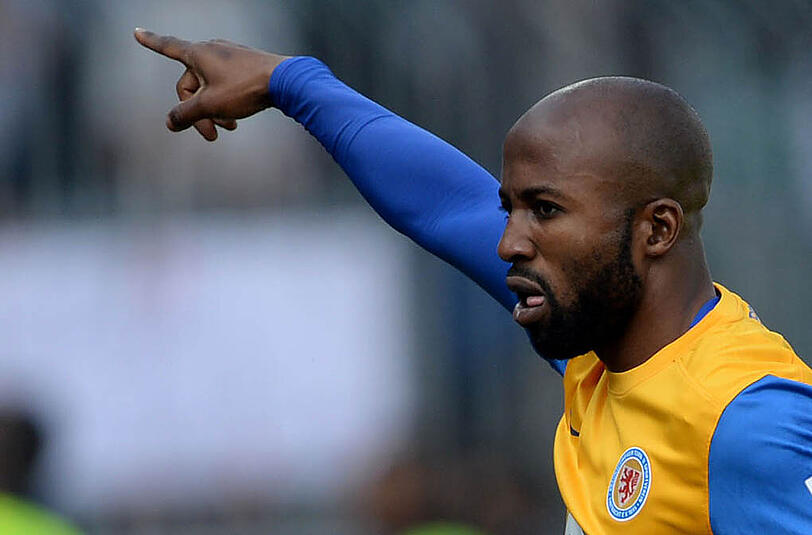 Domi Kumbela erhält bei Eintracht Braunschweig einen Vertrag bis 2017.