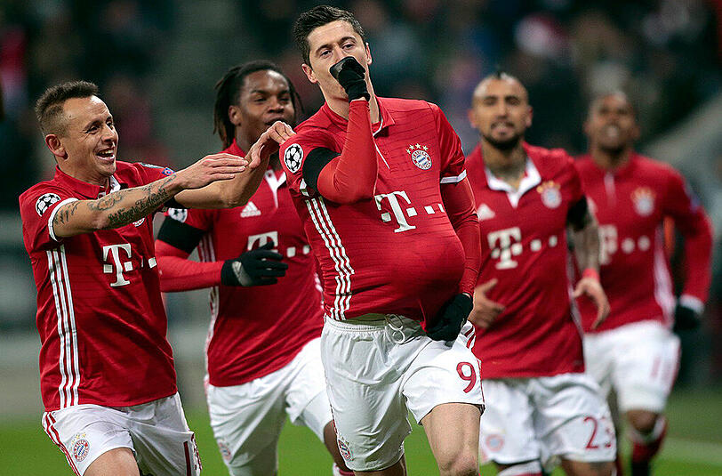 Bayern-Stürmer Robert Lewandowski lässt sich nach seinem Tor zum 1:0 von seinen Teamkollegen feiern - mit eindeutiger Geste.