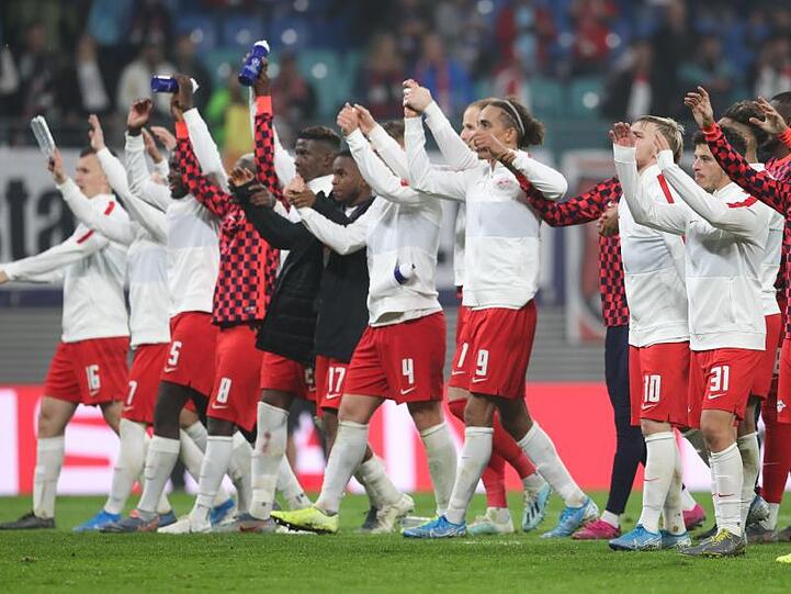 Die Leipzig-Spieler feiern den Sieg gegen St. Petersburg mit ihren Fans.