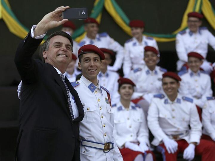 Selfie mit Soldaten: Brasiliens Präsident Jair Bolsonaro setzt im Kampf gegen die schweren Waldbrände am Amazonas jetzt das Militär ein.