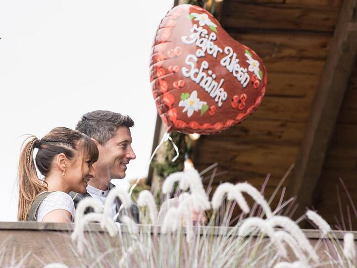 Robert Lewandowski und seine Frau Anna Lewandowska auf dem Münchner Oktoberfest. Foto: Matthias Balk/dpa/Archivbild