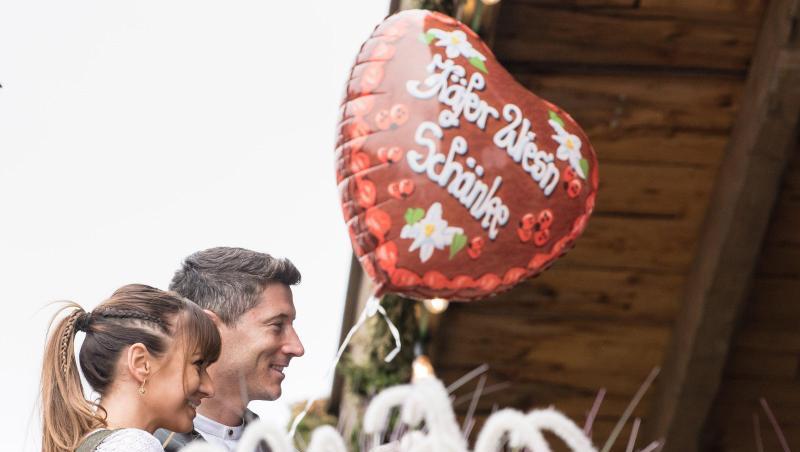 Robert Lewandowski und seine Frau Anna Lewandowska auf dem Münchner Oktoberfest. Foto: Matthias Balk/dpa/Archivbild Robert Lewandowski und seine Frau Anna Lewandowska auf dem Münchner Oktoberfest. Foto: Matthias Balk/dpa/Archivbild