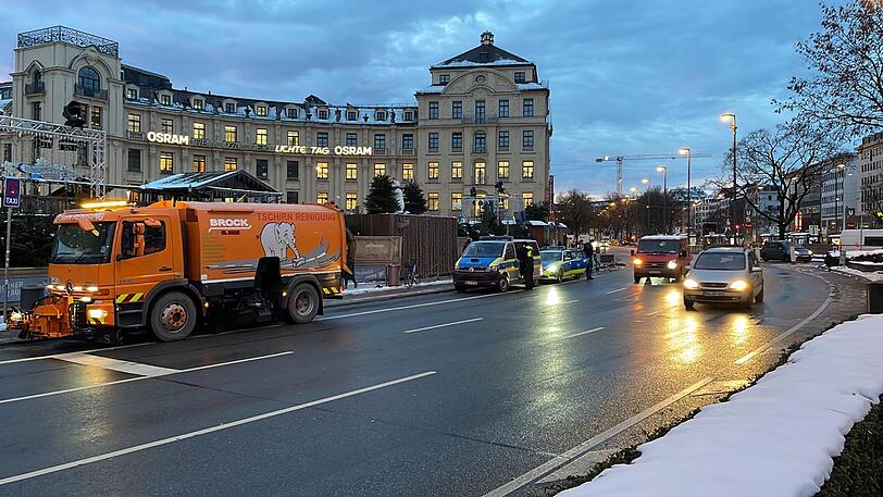 Gegen 7.30 Uhr war die Polizei noch weitgehend alleine am Stachus.