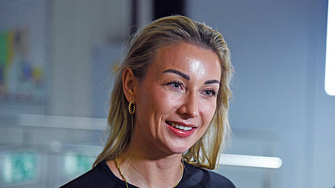Anna-Carina Woitschack teilt bei der Wiedersehens-Show ordentlich aus. Was ist der Grund?