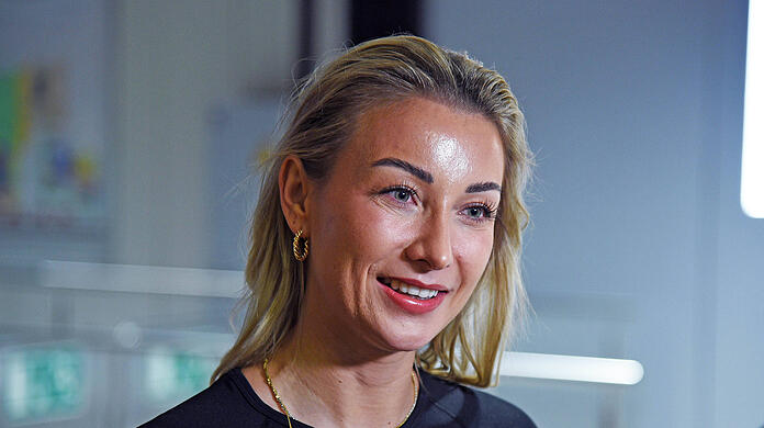 Anna-Carina Woitschack teilt bei der Wiedersehens-Show ordentlich aus. Was ist der Grund?