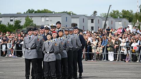 Soldaten nehmen am "Tag der Bundeswehr" an einem Bef&ouml;rderungsappell f&uuml;r Offiziersanw&auml;rter auf dem Gel&auml;nde der Universit&auml;t der Bundeswehr vor Publikum teil.
