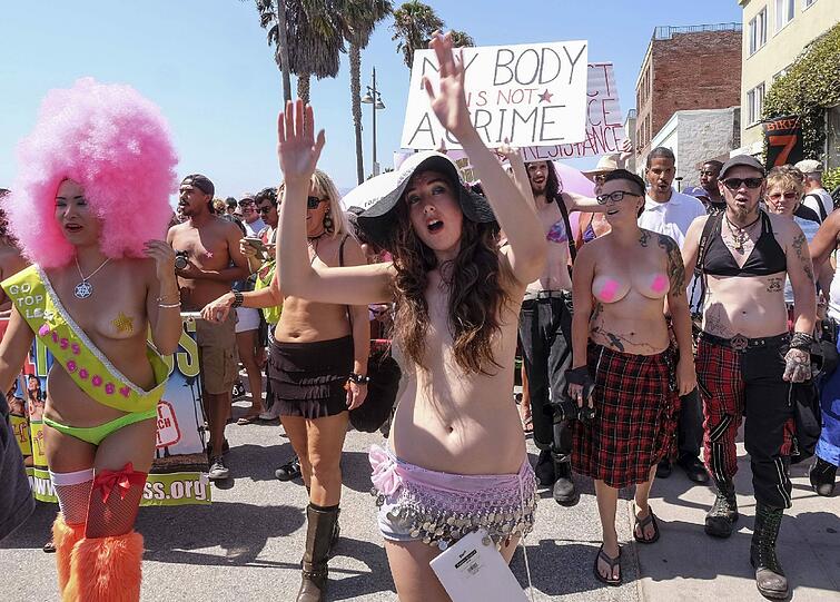 Unter dem Motto "Free your breasts! Free your mind!" ging's mit nackten Brüsten durch New York, Washington und Venice Beach in Kalifornien. Viel Spaß beim Durchklicken.