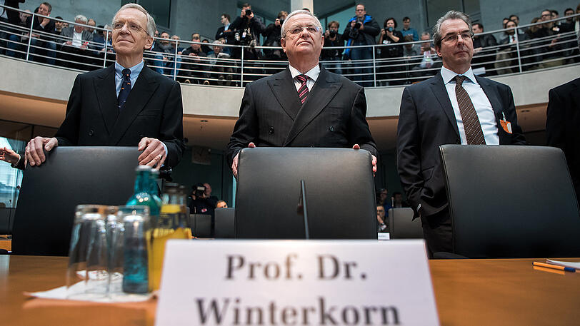 Demütig: Winterkorn (m.) mit seinen Anwälten im Anhörungssaal.