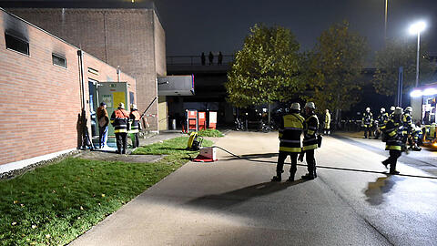 Die Feuerwehr beim Einsatz an der Trafostation.