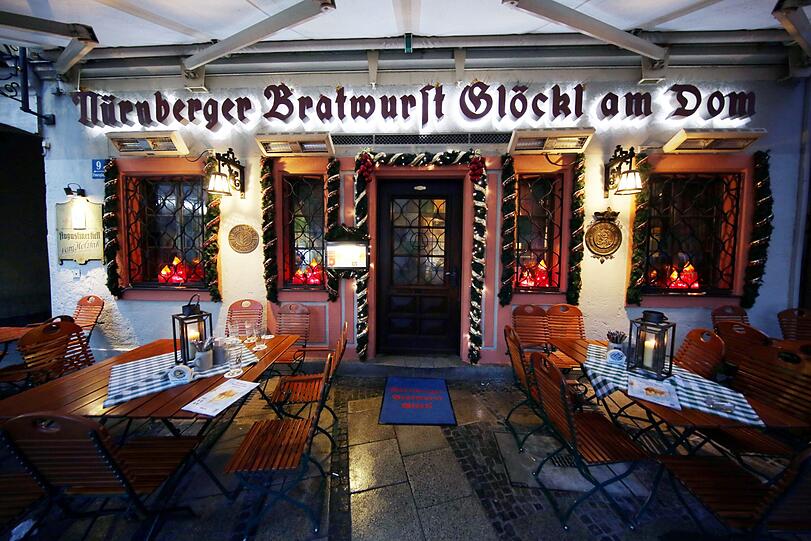 Eine echte Institution: das urige Nürnberger Bratwurst Glöckl.